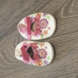 Baby girl 0-6 month Robeez shoes